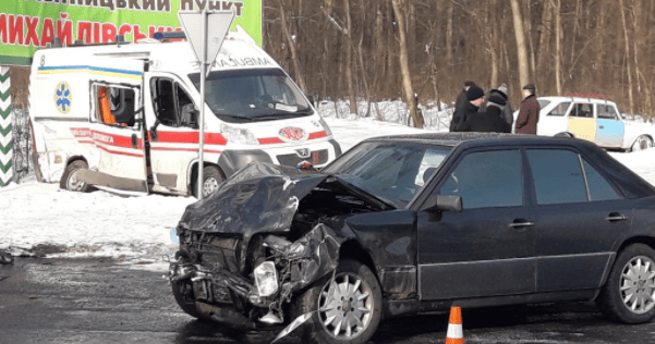 Масштабна ДТП зі швидкою під Вінницею: постраждали 9 людей