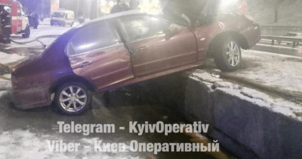 Hyundai бросило в столб и на отбойник: серьезное ДТП в Киеве ДТП