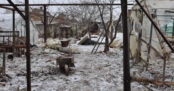Луганське обстріляли: немає світла, пошкоджено будинки