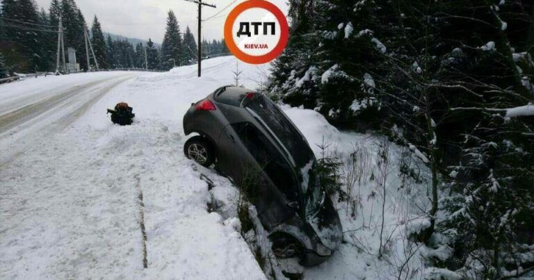 Жертва гололеда: авто зависло в 15-метровом обрыве