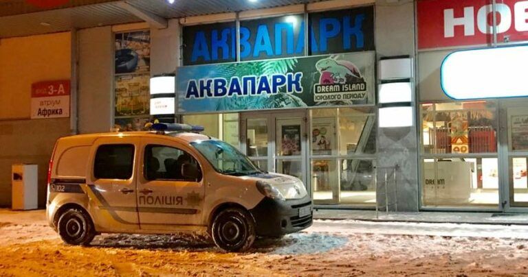 В Киеве в аквапарке на ребенка обвалилась часть потолка (18+)
