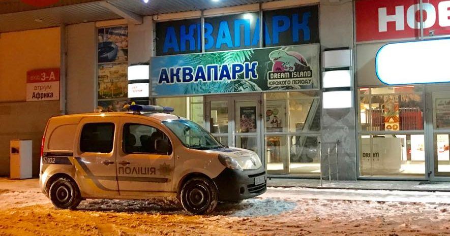 У Києві в аквапарку на дитину обвалилася частина стелі (18 )