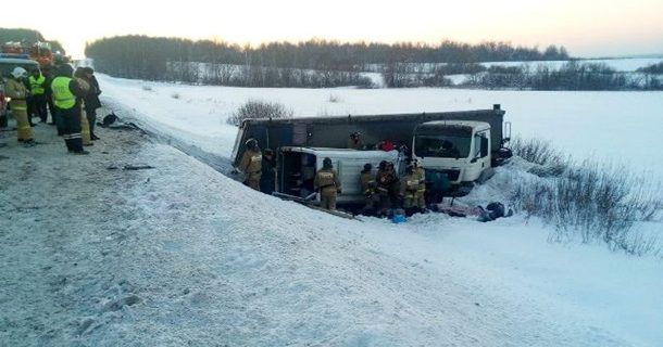 ДТП у Росії: вантажівка протаранила мікроавтобус з людьми ДТП
