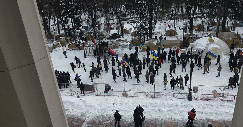 Сутички під Радою: у правоохоронців летіло каміння, є постраждалі