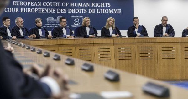Україна повинна виплатити €4 тис. дівчині, яка смажила яйця на Вічному вогні еспч