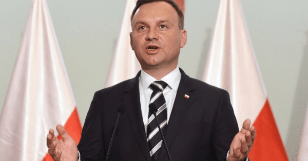 Авто з президентом Польщі Дудою врізалося в бетонну огорожу