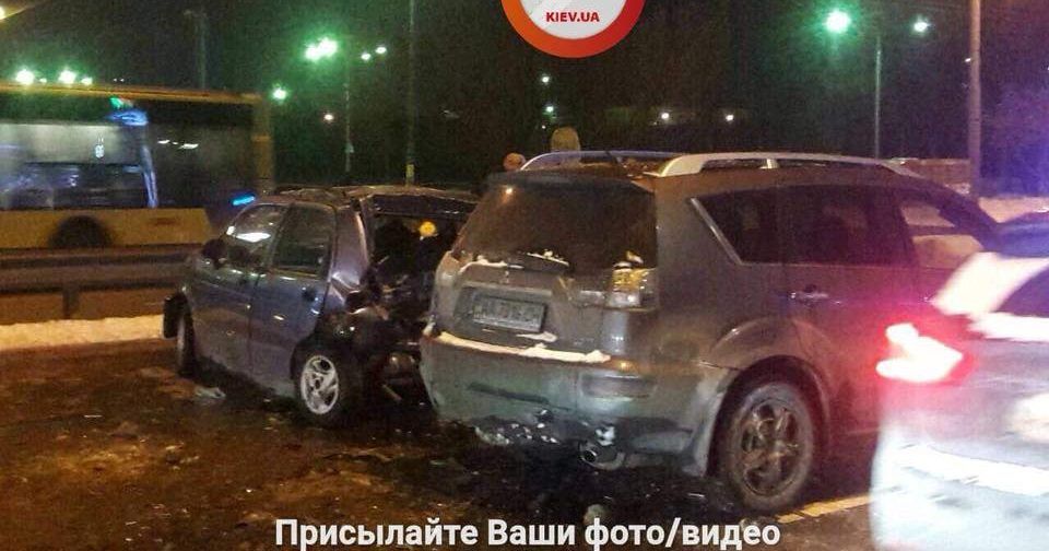 Масштабна ДТП у Києві: зіткнулися 5 машин, одну відкинуло на третю смугу