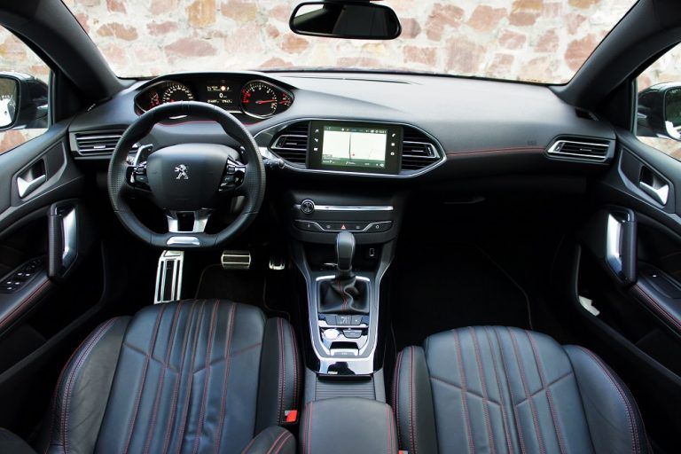 Тест-драйв Peugeot 308 SW: яким повинен бути універсал? Фото 3