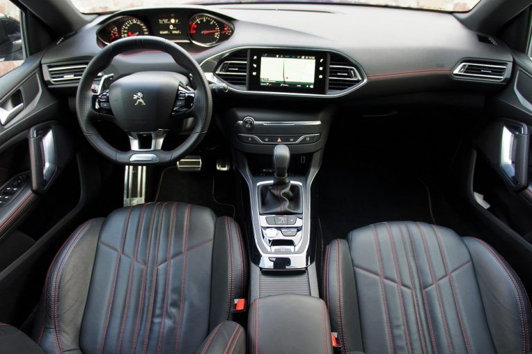 Тест-драйв Peugeot 308 SW: яким повинен бути універсал? Фото 11