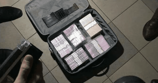 Валіза з 1,3 млн грн: під Києвом затримали чиновників-хабарників Валіза з хабарем