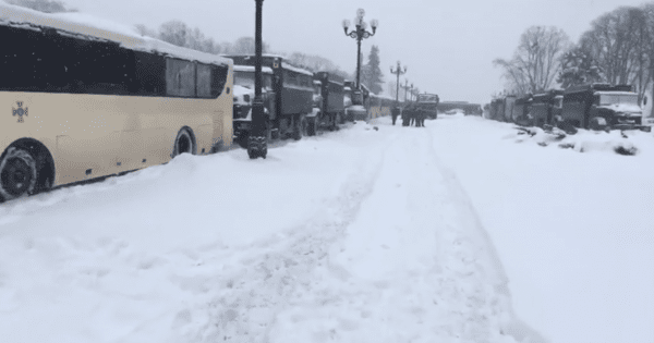 Під Раду підігнали автозаки, але зачистки не буде