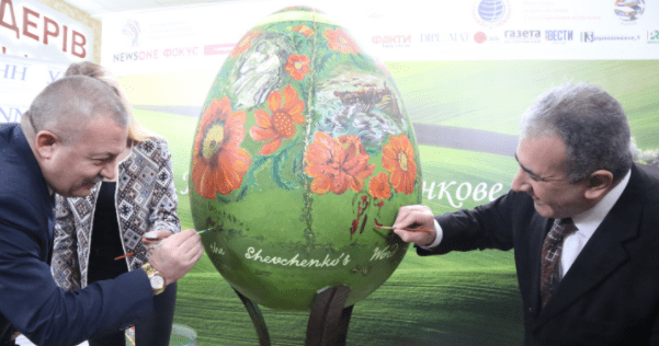 Стихотворение Шевченко на 6 языках: иностранные послы разрисовали уникальную писанку Писанка