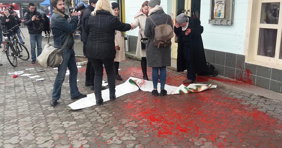 В Ужгороді учасниць акції за права жінок облили фарбою Напад на мітинг