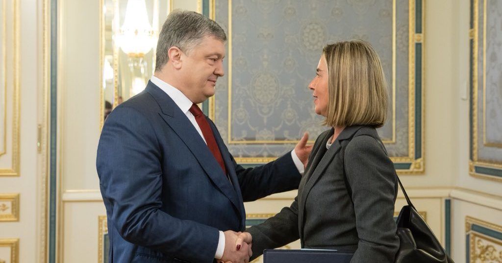Порошенко призвал ЕС назвать Россию агрессором и дать Украине оружие