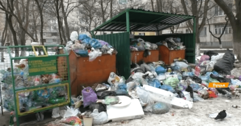 І діти бігають, і бомжі б’ються. Луцьк потопає у смітті