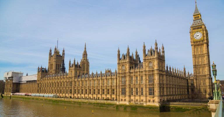 У Британії оточили парламент через підозрілу посилку