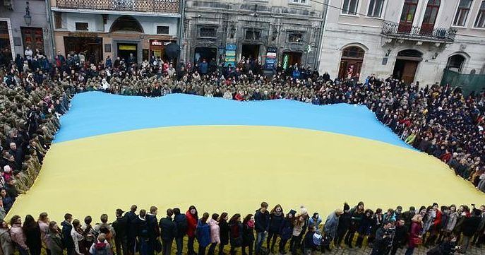 В центре Львова сотни людей спели гимн Украины