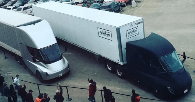 Беспилотные фуры Tesla Semi сняли на трассе