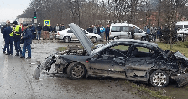 Выезжали с заправки: под Черновцами фура сбила легковик
