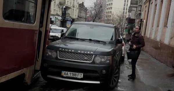 Девушка на Range Rover парализовала движение трамваев в Киеве