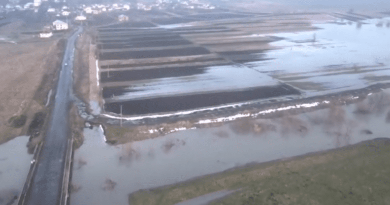 Потоп на Прикарпатье: участки затоплены, вода идет к домам