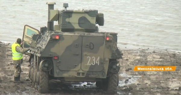 Як проходить крізь болота і форсує річки новий  БТР-4Е