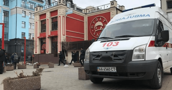 В ресторане Киева мужчина перерезал себе горло