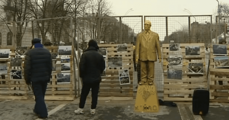 Нацполиция и активисты заблокировали посольство РФ в Киеве