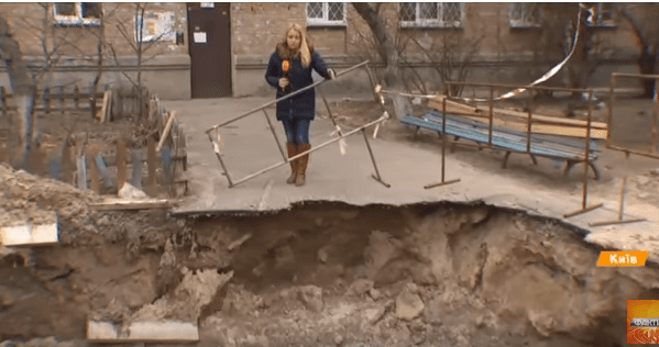 У ямі з окропом зварився собака. Чому у Києві розриті котловани стоять місяцями