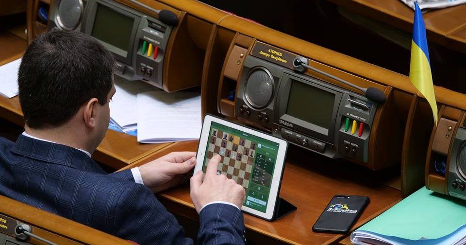 Депутат Верховной Рады играет в шахматы на заседании Розваги депутатів у Верховній Раді