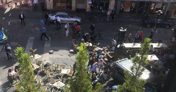 Теракт в Германии: автомобиль въехал в толпу людей