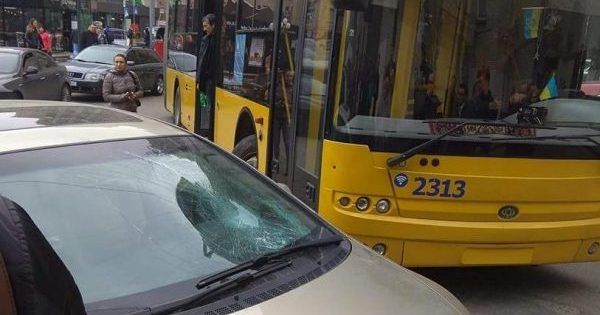 На Майдане пассажиры троллейбуса разбили стекло