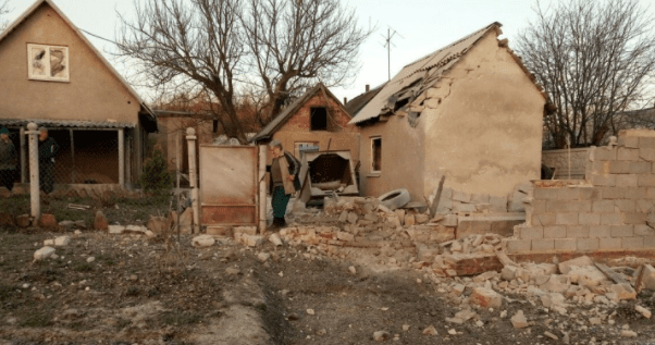 Боевики всю ночь били по Авдеевке: люди до утра сидели в подвалах Авдіївка