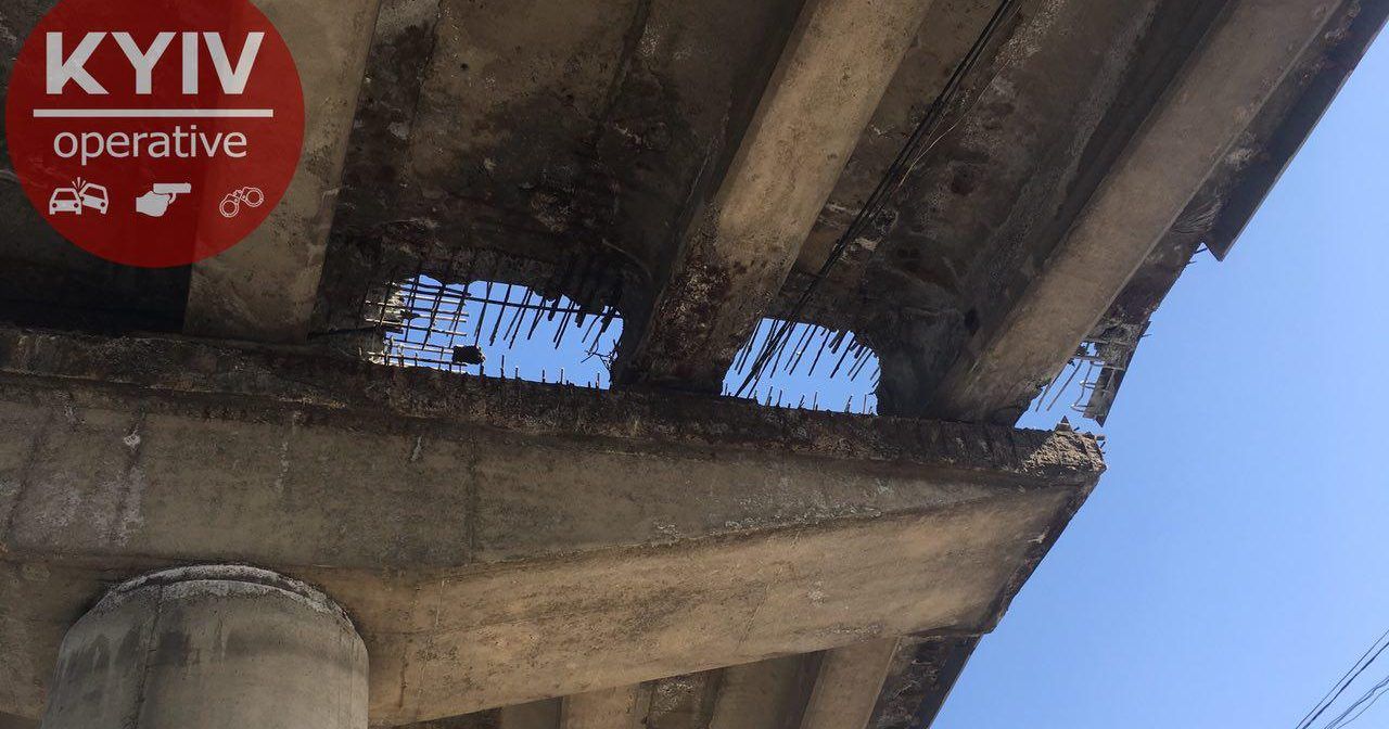 На Выдубичах в Киеве обрушилась часть моста На Видубичах у Києві обвалився міст