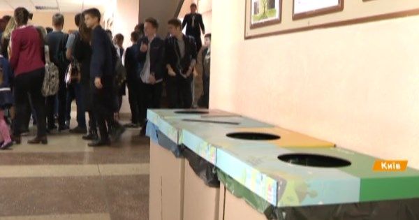 Сортировка мусора: учеников Киева обучают зарабатывать на хламе