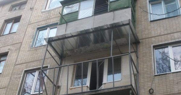 В Запорожье мужчина застрял на балконе балкон