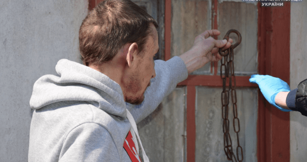Держали на цепи, кололи ножом и били