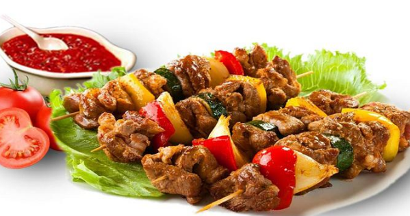Сезон шашликів – як правильно обрати, порізати й замаринувати м’ясо