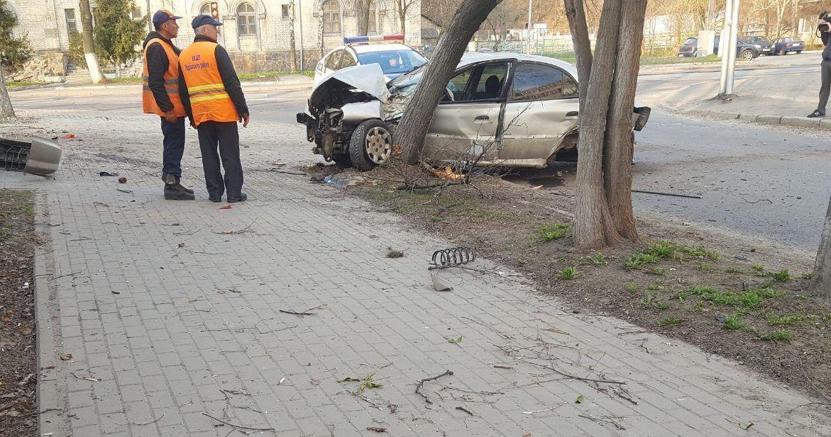 Пьяное ДТП в Киеве: авто протаранило остановку ДТП