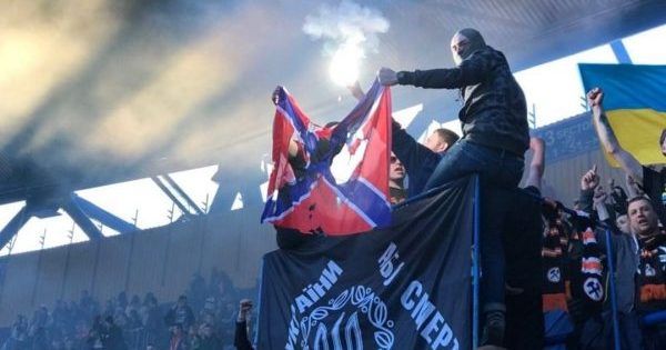 Фанаты Шахтера на матче с Динамо сожгли флаг “Новороссии”