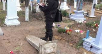 На кладбище 3-летнюю девочку убило могильной плитой кладовище