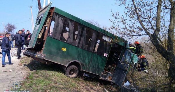 Фура с костями влетела в пассажирскую маршрутку. Много пострадавших дтп