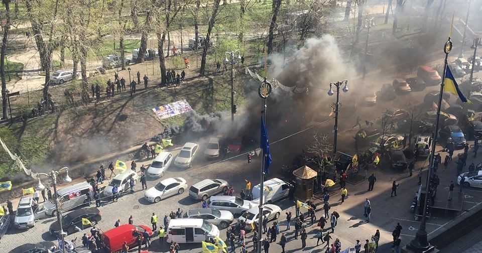 Центр Киева в дыму. Под Кабмином зажгли дымовые шашки Дим під Кабміном