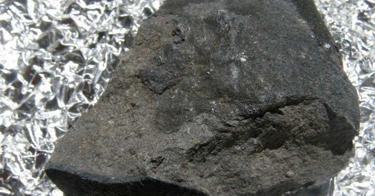 Ученые нашли в метеорите алмазы с мертвой планеты Метеорит
