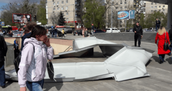 Все в крови. В Киеве на женщину упала металлическая вывеска с фасада ТЦ