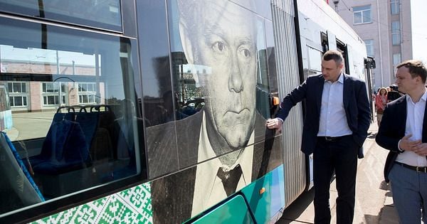 Кличко открыл отремонтированную остановку на Борщаговской линии скоростного трамвая