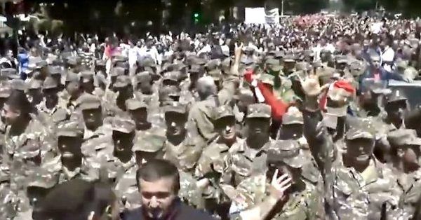 Протесты в Ереване: к демонстрантам присоединились военные протесты в ереване