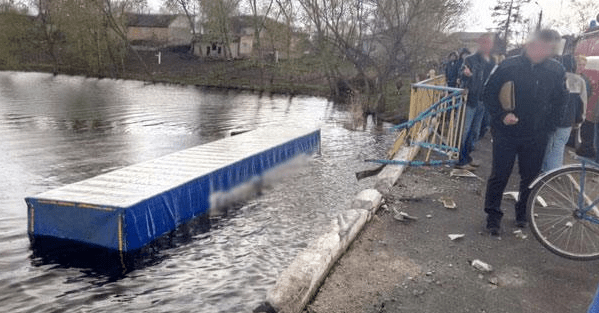 Под Черниговом фура сбила насмерть велосипедистку и слетела в реку