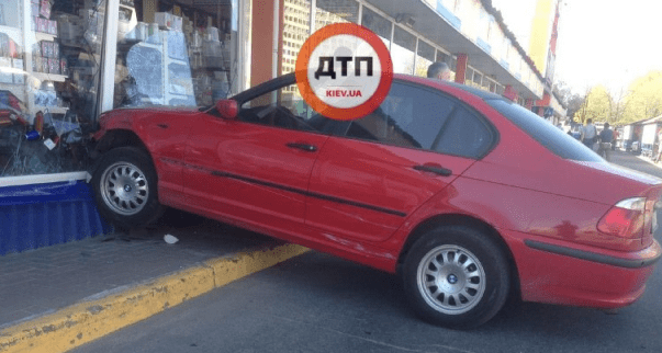 Как не стоит парковаться: девушка протаранила 4 авто и въехала в витрину