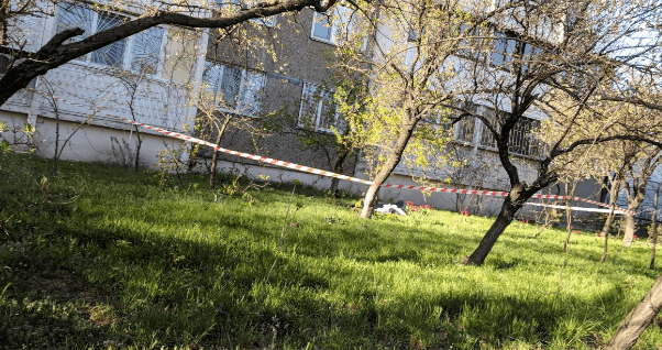 Попрощалась и сделала шаг: в Киеве женщина выпала с 12 этажа